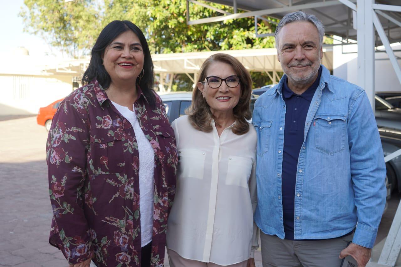 Rosy Sinecio con la Senadora Guadalupe Chavira y Alfonso
